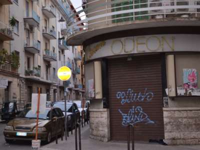 Era uno dei punto di ritrovo di San Pasquale, quartiere che un tempo di sera si animava con pub quali il Bounty e cinema come l�Orfeo (chiuso nel 2000) e l'Odeon (fallito nel 2009)